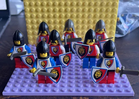 Lego Lion Knights And Shields Lot Of 8 Minifigures Rare Vintage Lego See Descrip