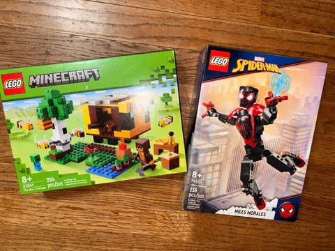 Lego set Minecraft “the Bee Cottage”21241 And Marvel “Miles Morales”76225 BUNDLE