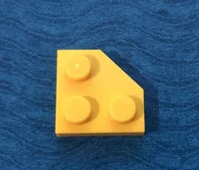 LEGO PART 26601 2X2 WEDGE PLATE WITH 45 DEGREE CUT CORNER (YELLOW)
