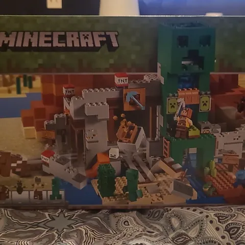 LEGO Minecraft 21155 The Creeper Mine 834 pcs Complete Set (Retired)