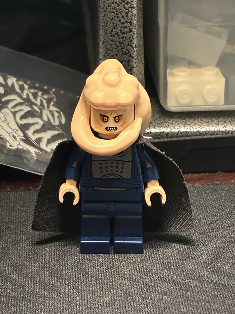 Lego Star Wars Bib Fortuna Minifigure sw0404 with Cape & Light Nougat Skin 9516