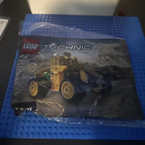 LEGO TECHNIC: Volvo Wheel Loader (30433)