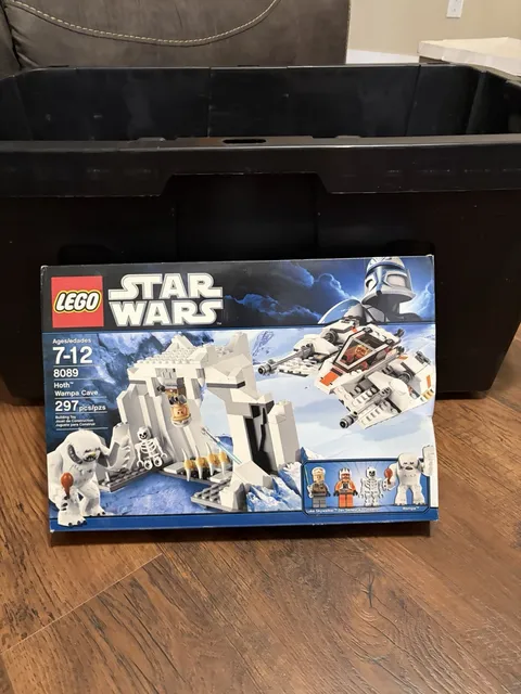 LEGO Star Wars 8089 – Hoth Wampa Cave (2010) Sealed Damaged Box