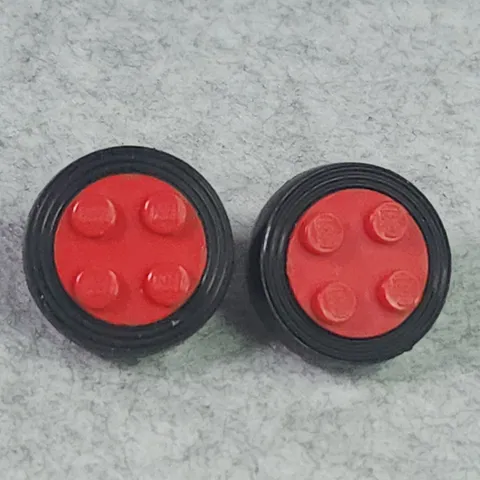 LEGO 7039c01 Wheel 4 Studs Metal Axle Cam Black Tire 7039 132old Red x2 Vintage