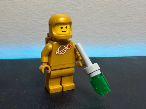 Lego Gold Classic Spaceman Minifigure, Vending Machine (21358)