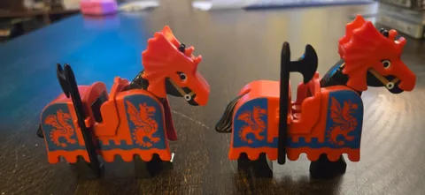 2 LEGO Minifigures BLACK HORSES Red  Blue Barding Castle Armor Dragons