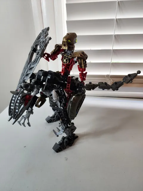 LEGO BIONICLE Toa Lhikan & Kikanalo 8811  Set (Figures Only)