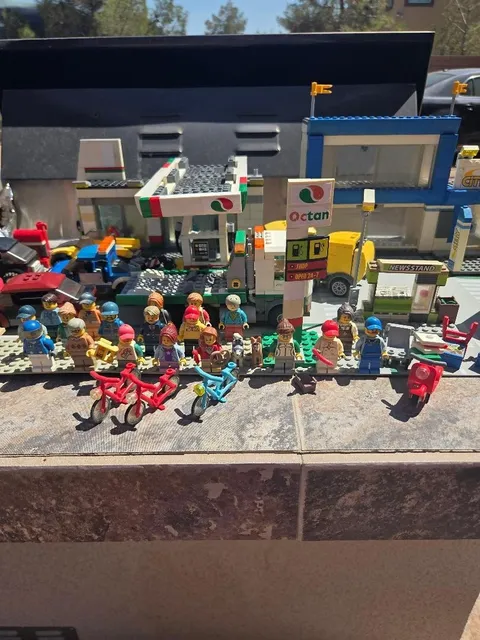 LEGO CITY:City Square(60097)Bus Station(60154) Service Station(60132)3RoadPlates