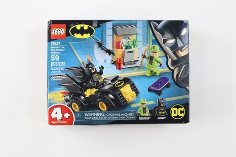 LEGO 76137 DC Comics Super Heroes Batman vs. The Riddler Robbery