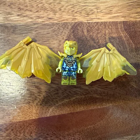 LEGO Ninjago Gold Winged Jay in dragon form. Minifigure with Large Gold Wings