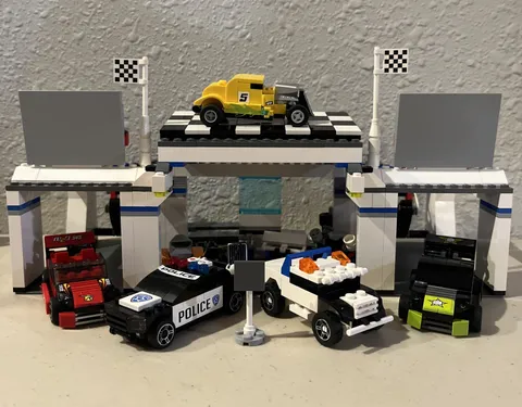 LEGO Racers: Tuner Garage (8681) Missing One Piece