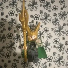 LEGO Marvel Super Heroes Loki Minifigure sh036 Cape Staff Gold Horned Helmet