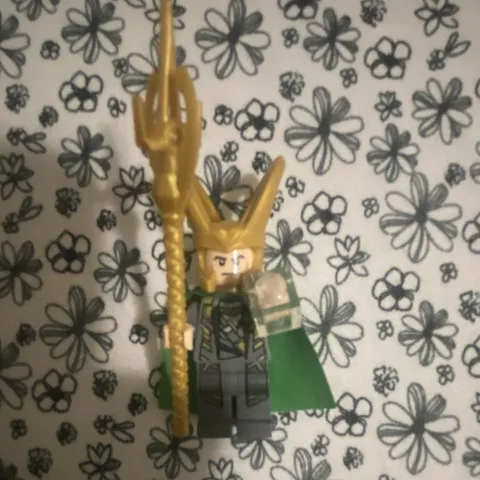 LEGO Marvel Super Heroes Loki Minifigure sh036 Cape Staff Gold Horned Helmet