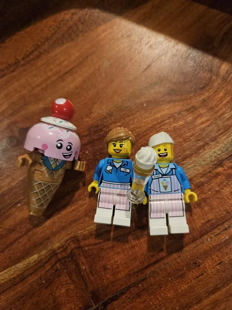 LEGO Movie Minifigure Lot A - Ice Cream Mike & Jo With Giant Ice Cream