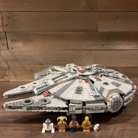 LEGO Star Wars: Millennium Falcon (75257) Missing Some Figs Build Is 99%