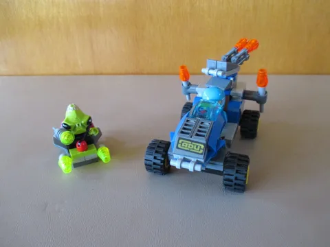 Lego Alien Comquest 7050 Alien Defender ADU Unit Soldier Space Buggy