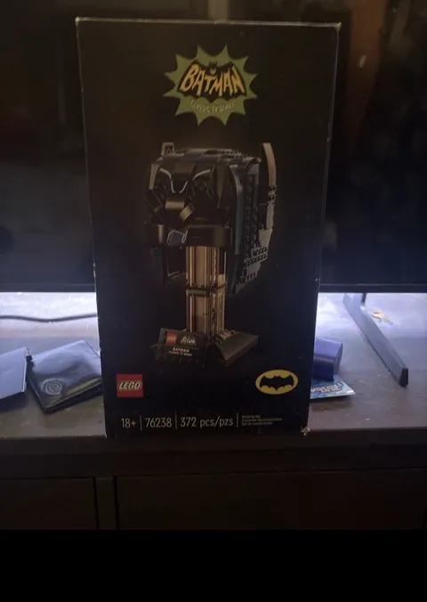 LEGO DC Batman Classic TV Series Batman Cowl 76238 372pcs 18+ Stand