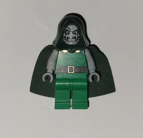 [OFFICIAL] Lego Doctor Doom minifigure 76005 used condition missing leg piece.
