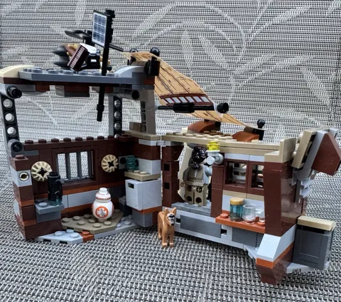 DF5 LEGO Star Wars Encounter on Jakku (75148) RETIRED