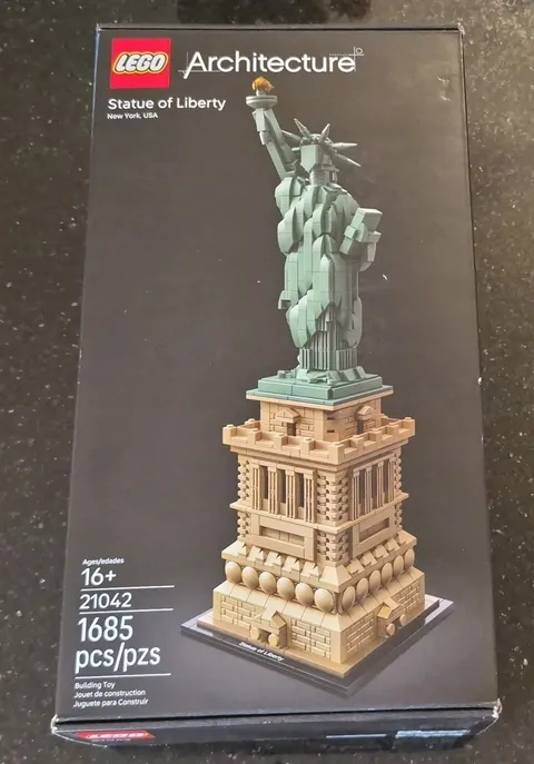 LEGO Architecture Statue of Liberty 21042 1685pc Set Display Plate Box