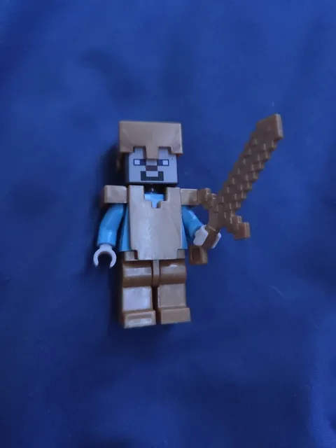 LEGO Minecraft Steve with Pearl Gold Armor Minifigure - min031 21127