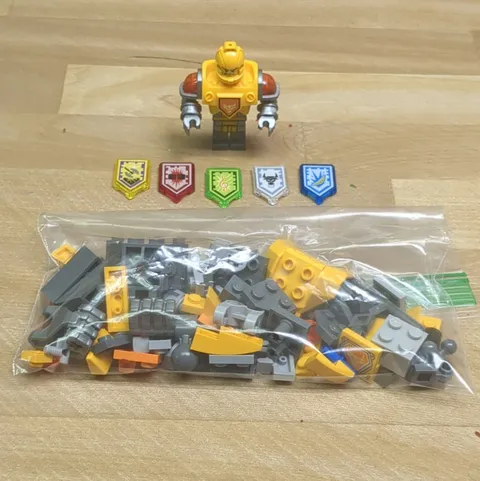 99% COMPLETE LEGO NEXO KNIGHTS Battle Suit Axle 70365 Knight Minifigure & Parts