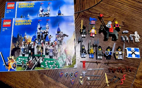 VINTAGE ROYAL KINGS CASTLE #10176- Mini Figures, Knights, Skeletons, & Weapons.