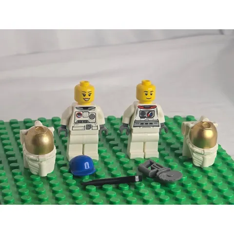 LEGO Space Female And Male City Astronaunt Minifigures