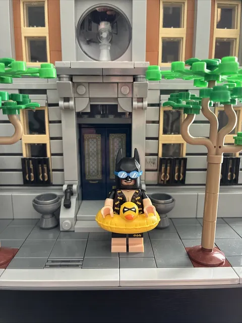 LEGO BATMAN SERIES 1 71017 MINIFIG BEACH VACATION BATMAN YELLOW DUCK Coltlbm05
