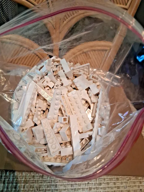 LEGO BULK LOT of 1.08 lb of MIXED ASSORTED SHAPES OF White BRICKS