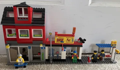 LEGO 7641 City Corner: Pizza Restaurant Bike Shop & Bus Stop Incomplete Set