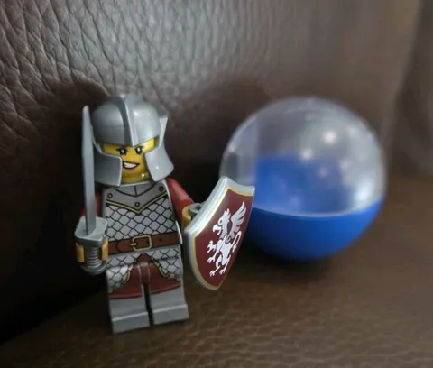 Lego 21358 Vending Machine Female Griffin Knight Minifigure With Ball