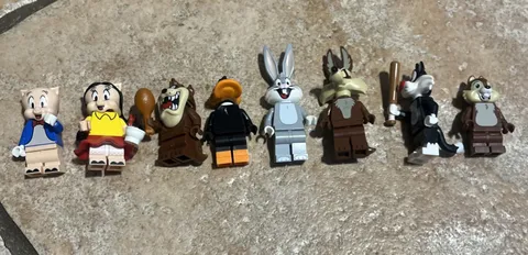 LEGO LOONEY TUNES 71030 Collectible 8 Minifigures Daffy/Porky Pig/ Sylvester