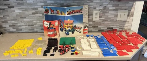 Lego Set #190: Building Set with People 1976-79 Includes 698 pieces, Box Cover