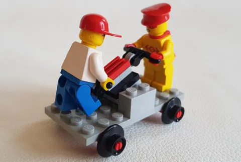 LEGO 2585 LEGO Loco Stationmaster 1998 Train 9V Super Station Railroad Brickster