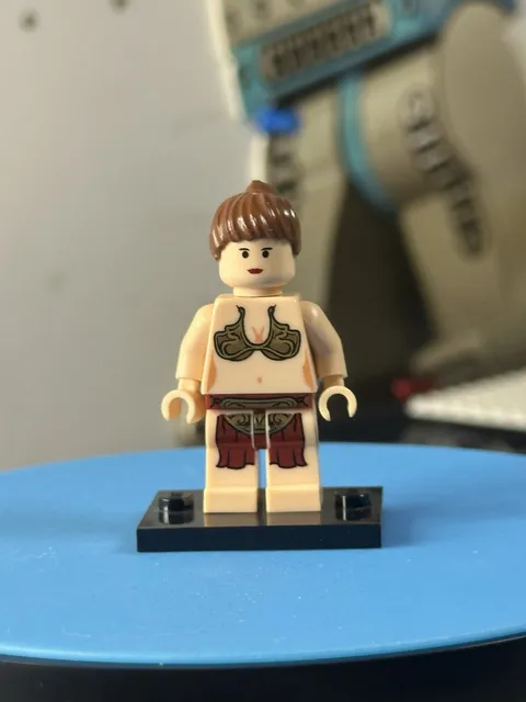 LEGO STAR WARS - Princess Leia: Jabba Slave Outfit, Redish Brown Ponytail 2009