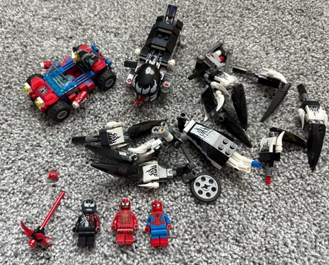LEGO Super Heroes: Venom Crawler (76163) Spiderman, Carnage, Venomized Iron Man 