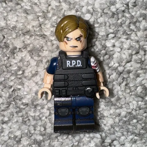 BrickCreator RE2 Leon Battle Worn R.P.D. NEW (Not Brickmania) Rare + Fast Ship