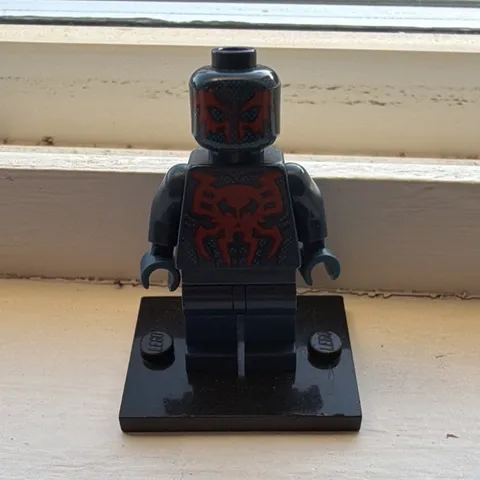 LEGO Spider-Man Minifigure Black Suit Dark Blue w/ Red Web Pattern Display Base