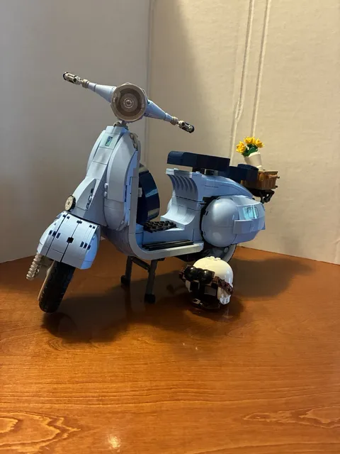 LEGO Icons: Vespa 125 (10298), 100% Complete, No Instructions Or Box