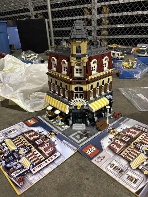 LEGO Advanced Models 10182 Cafe Corner Set, 2056 Pieces,missing shop keeper