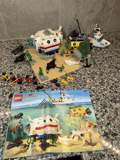 LEGO Town: Deep Reef Refuge (6441)  Divers 100% complete with Instructions