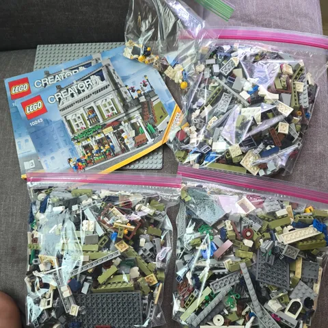 LEGO Parisian Restaurant 10243 - READ DESCRIPTION 