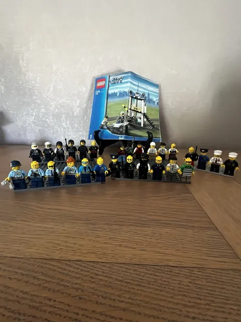 Lot 28 LEGO Police City Figures + Accessories + Manual 7743 (1/2)