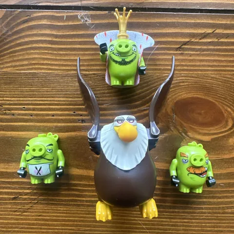 LEGO Angry Birds Mighty Eagle, King Pig and two other pigs