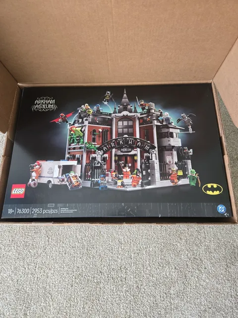 NEW Lego DC Batman Arkham Asylum (76300)