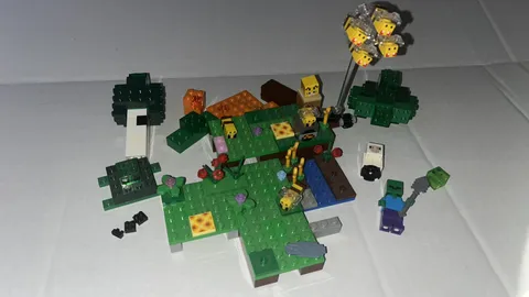 LEGO Minecraft: The Bee Farm Incomplete, Mix Pieces And Bees Collectible