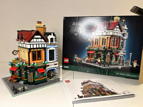 LEGO Icons Modular Buildings 10350 Tudor Corner 3266 pcs 18+ w/ Box/Inst