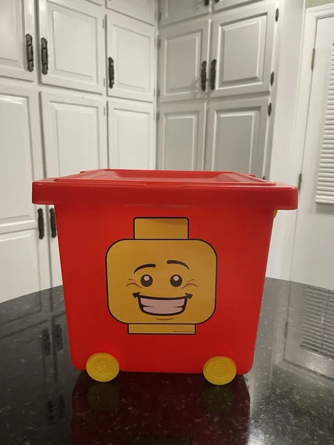Vintage LEGO  Storage Container/Bin with Wheels & Handles 21.5 Qt ~ RED (1)