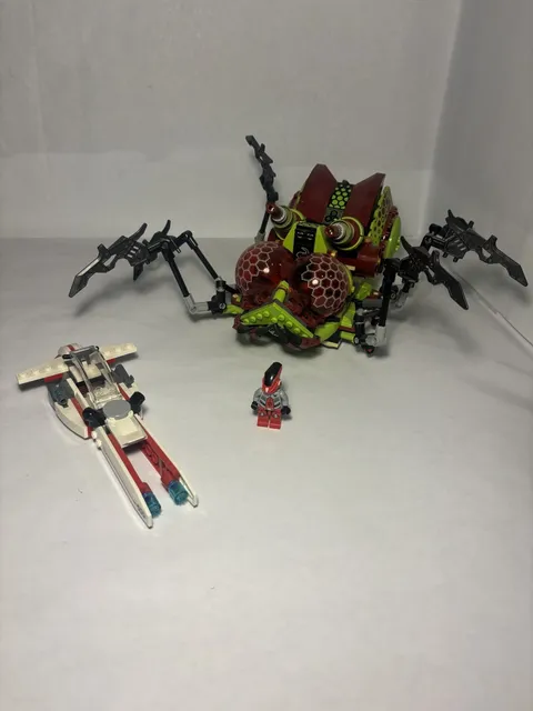 LEGO Galaxy Squad 70708 Hive Crawler Giant Spider Red Ship 1 Minifig